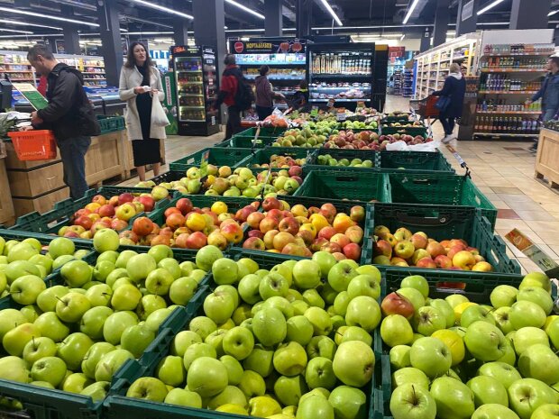 Яблука у супермаркеті / фото