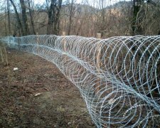 На Закарпатті ціле село відгородили колючим дротом: залишилися одні алкоголіки