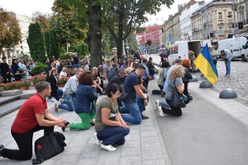 Львів'яни стали на коліна: загиблого на Донбасі Богдана Ховалка провели у останню путь