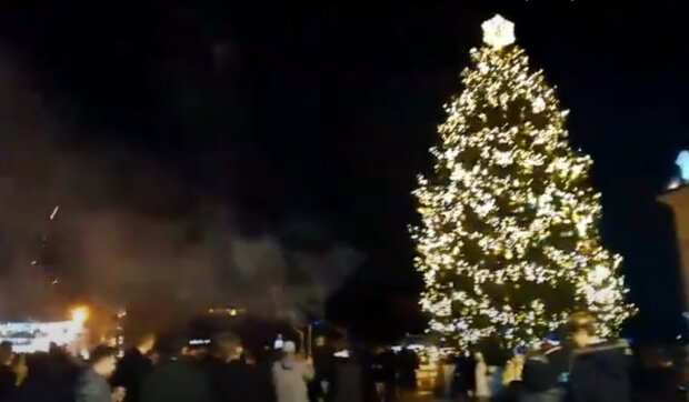 Ужгородці запалили під ялинкою у новорічну ніч, цей народ не перемогти - відео з серця Гуцульщини