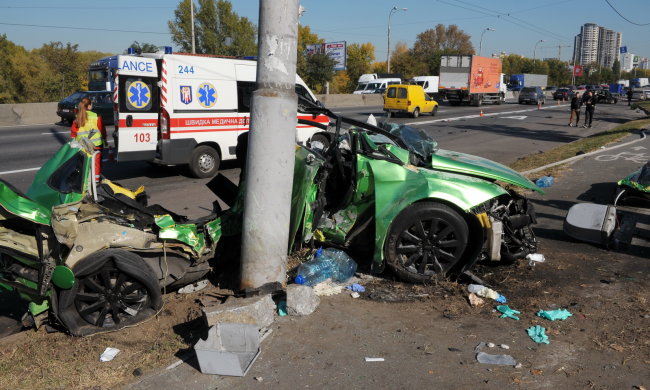 Труп збирали по частинах: в Одесі Mersedes на шаленій швидкості зніс пішохода та вперіщився в дерево