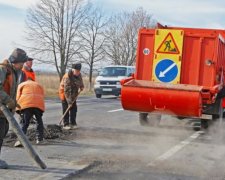 Обїхати неможливо: креативний ремонт дороги шокував киян