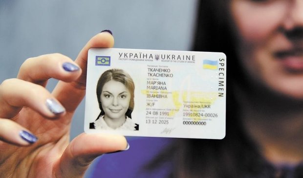 З новими українськими паспортами почалися проблеми на кордоні