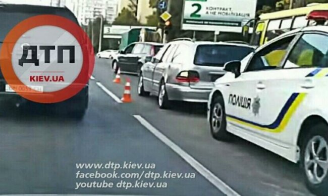 Автомобиль патрульных полицейских протаранил Mercedes (фото)