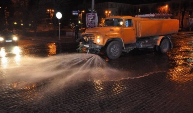 Дефіцитною водою миють вулиці Сімферополя