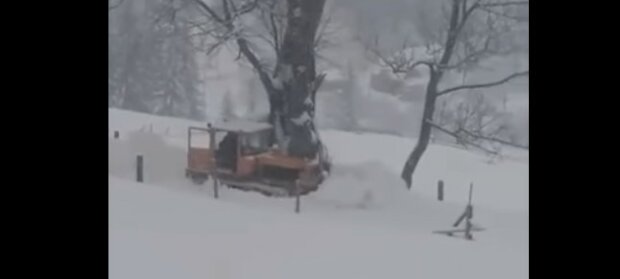 Франковчан завалило снегом посреди марта, коммунальщики клянут погоду: "Валило четыре дня подряд"