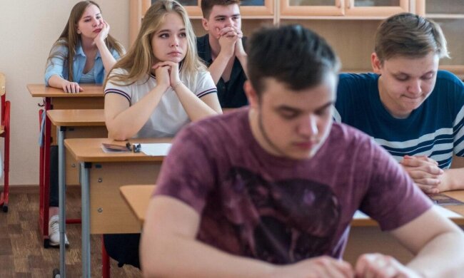 Лишний год в школе и никаких репетиторов: распространенные страхи вокруг реформы старшей школы