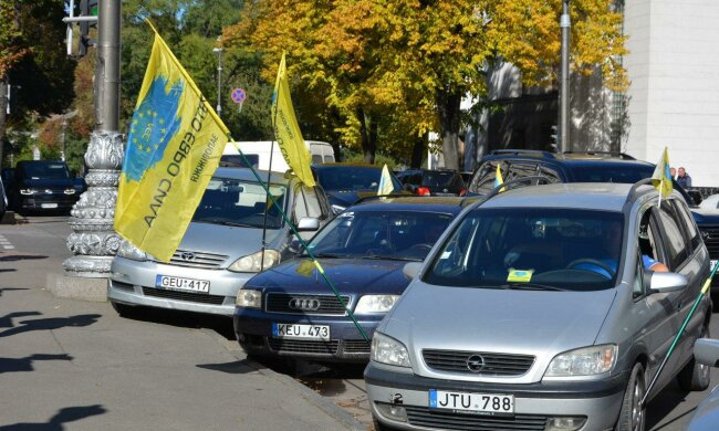 Головне за ніч: естонський "підкол" Зеленського, розлучення Заворотнюк, бунт євробляхерів проти Гончарука та нові платіжки