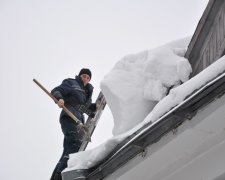 В Ужгороде огромная снежная глыба упала на мужчину: осталась лишь лужа крови