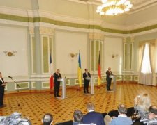 В МИДе рассказали, чем занимается дипломат с лапками