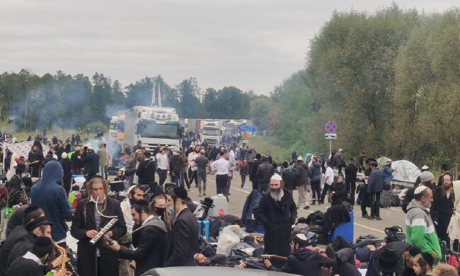 Хасиди-паломники ринули в обхід закритого пункту в бік Житомирської та Рівненської області, відео