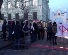 Забарикадувались у храмі: активісти напали на попів