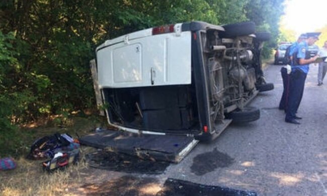 На Донбассе перевернулся автобус с людьми