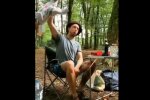 Неадекватнный папаша устроил дочке опасный "аттракцион" со свистом. Скриншот из видео