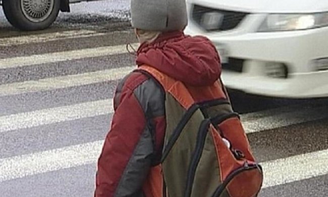 П'яний водій збив матір з дітьми на узбіччі дороги