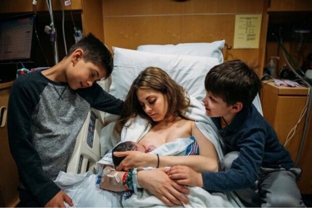 Женщина взяла на роды своего девятилетнего сына, фото: социальная сеть Instagram