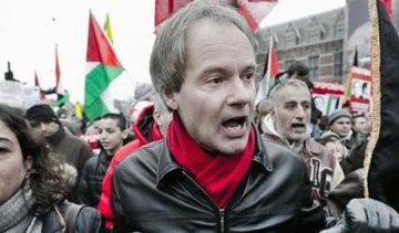 У Нідерландах переодягнені "українці" протестують проти асоціації