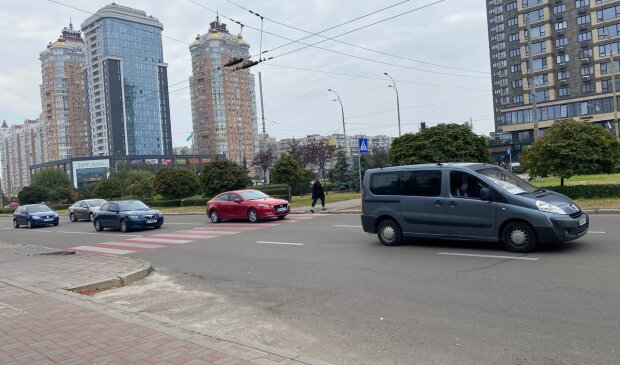 Машины на дороге, фото Знай.ua