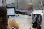 Жінка, яка сидить в державній установі