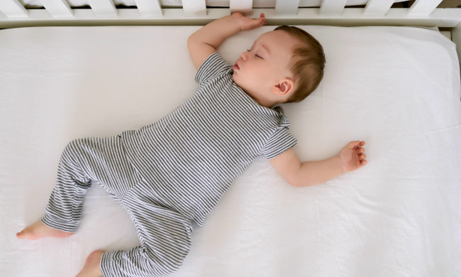 Отримай відповідь: до скількох років малюк повинен спати в дитячому ліжечку