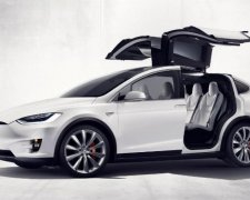 Tesla заставила авто танцевать под рождественскую музыку (видео)