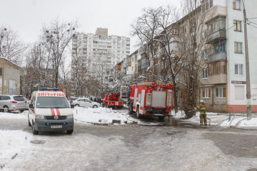 У Києві житловий будинок потонув у вогні: пекельне полум'я не відступає, рятувальники працюють на межі