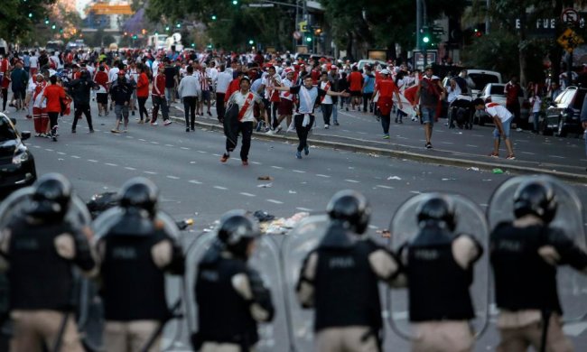 Шалені фанати атакували автобус з футболістами, є постраждалі: відео