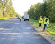 На Львівщині легковик влетів у натовп комунальників, вижили не всі