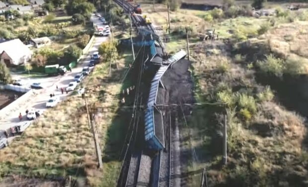 поезд сошел с рельсов, скриншот с видео