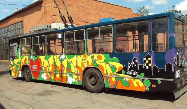 В Чернигове появился автобус с молодежным графити (фото)