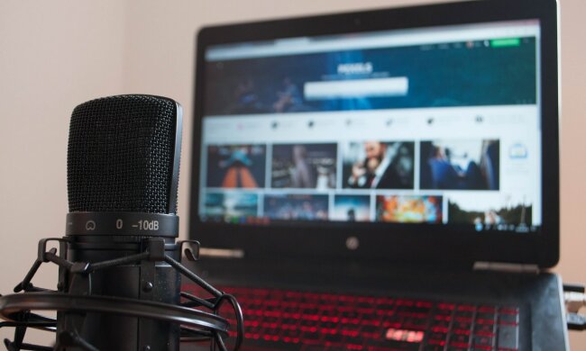 ноутбук и микрофон