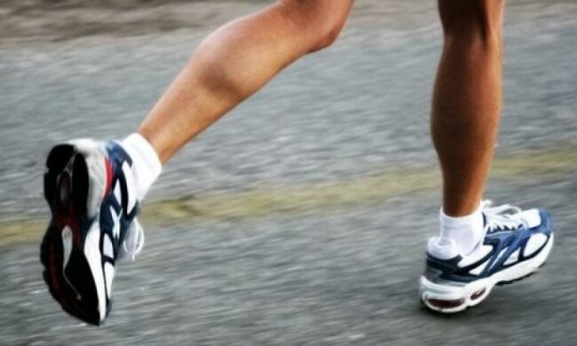 Бегать в кроссовках - вредно для ног