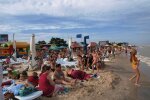 Люди плавают в нечистотах: на курорте под Запорожьем гремит скандал, "Не вода, а букет болячек"