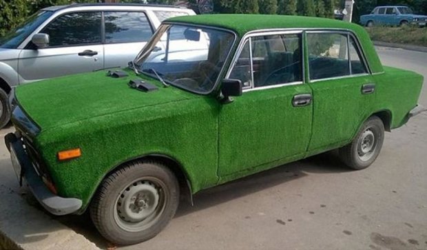 Креативный тюнинг: по Севастополю ездит авто, обклеенное ковролином (фото)
