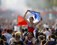 Взрывы, слезоточивый газ и первые жертвы: во Франции происходит что-то страшное