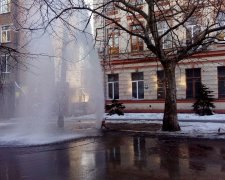 У Дніпрі з-під будинку забив фонтан, який затопив вулицю: відео