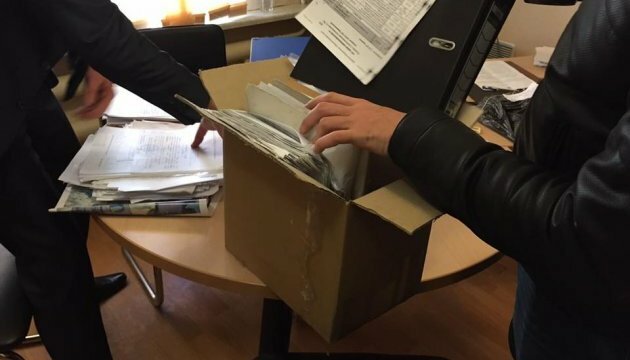 Рубил тысячи на гастролерах Путина: под Франковском накрыли торговца визами, штамповал паспорта пачками
