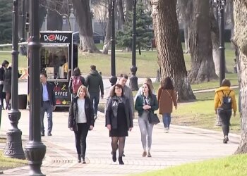 Люди на вулицях, скріншот: Youtube