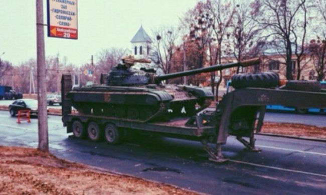 Посеред вулиці у Харкові покинули танк (фото)