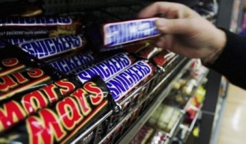 У батончиках Mars і Snickers виявили пластик
