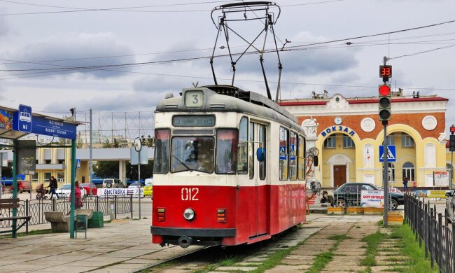 Смерть зазирнула в очі: під Дніпром мажор на джипі влетів у трамвай з людьми