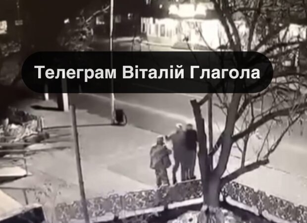 На Закарпатті двоє п'яних чоловіків причепилися до працівника військкомату. Фото скріншот з Telegram