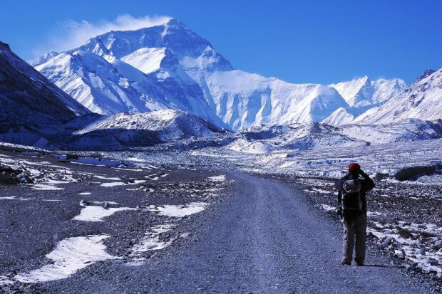 Підкорили Еверест ціною життя: з туристами трапилася біда, сотні людей не змогли допомогти