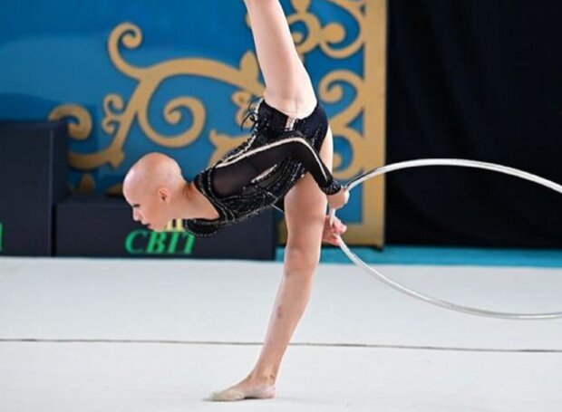 12-летняя чемпионка Украины по гимнастике лишилась волос в раннем детстве: мама шутливо называет инопланетянкой