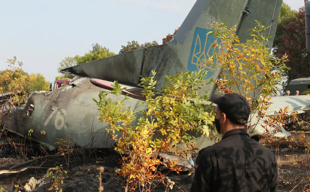 На місці аварії Ан-26, фото: Сергій Тендітов / EPA