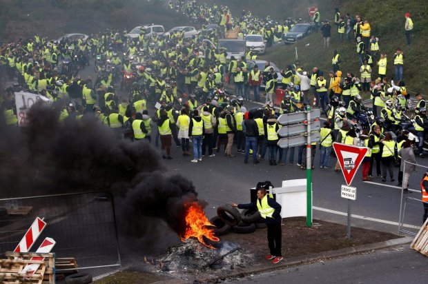 "Жовті жилети" палять всі шляхи до Франції: ситуація повністю вийшла з під контролю