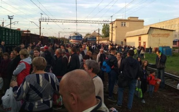 Первомайский ажиотаж: на Львовщине пассажиры заблокировали движение поездов