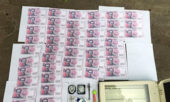 Фальшивомонетники на Донеччині друкували гривні в гаражі (фото)