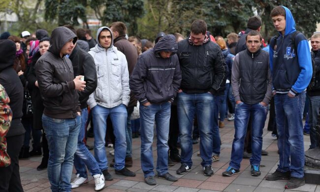 У гірших традиціях Януковича: в Києві тітушки з цеглою атакували журналістів, відео свавілля