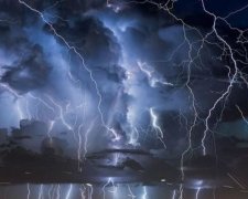 Одесити залишилися без світла через грозу (ФОТО)